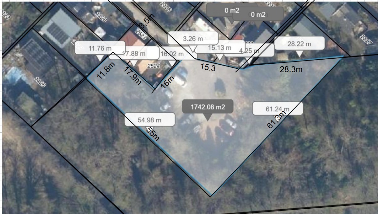 Volledig ingemeten V-vormig parkeervlak, circa 1.742 m²